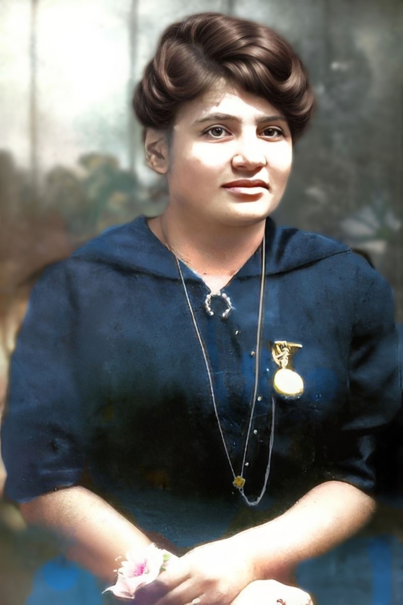 Marianna Sosnovska at 20 (1900).