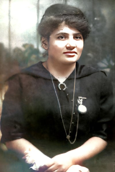 Marianna Sosnovska at 20 (1900).