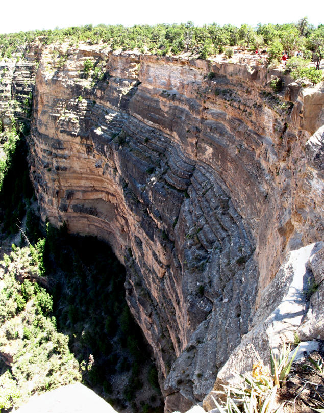 A sheer cliff west of Yavapai Point.
