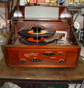 1950s'-style combination-format record changer.