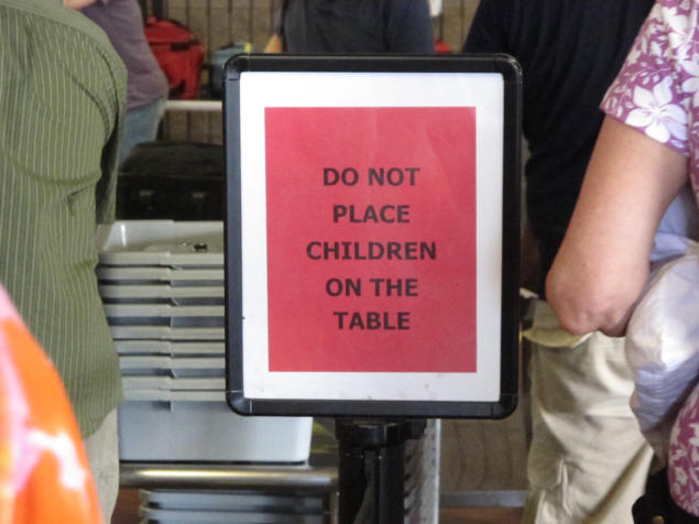Do not place children on the table.